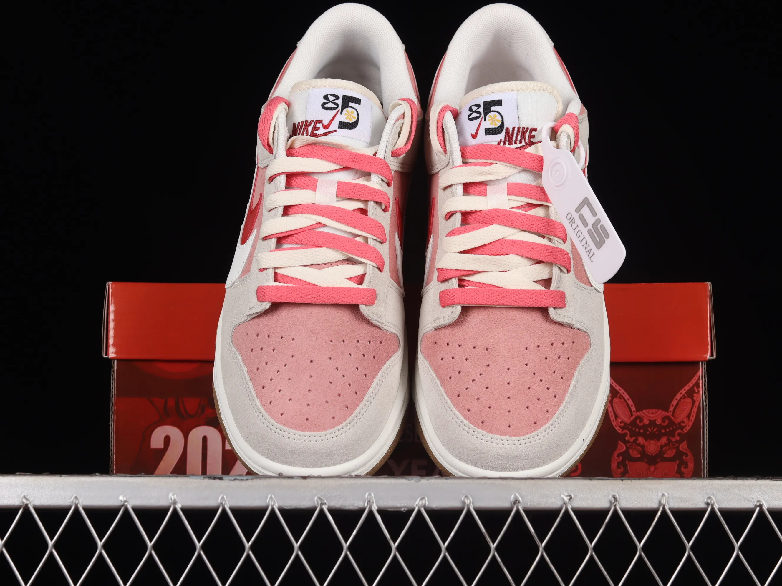 All Categories Nk SB Dunk Series Nk SB Dunk Low Low-top Sneakers Nk Dunk Low SE 2023 Year of the Rabbit Limited SB Smashed Backboard Fashion Casual Sneakers DO9457-117